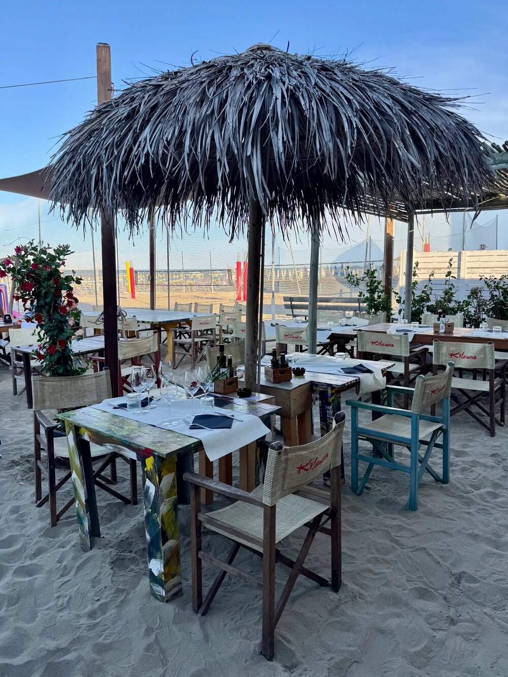 Ristorante sul mare a Lido di Savio con tavoli sulla sabbia al Kilauea Summer Beach