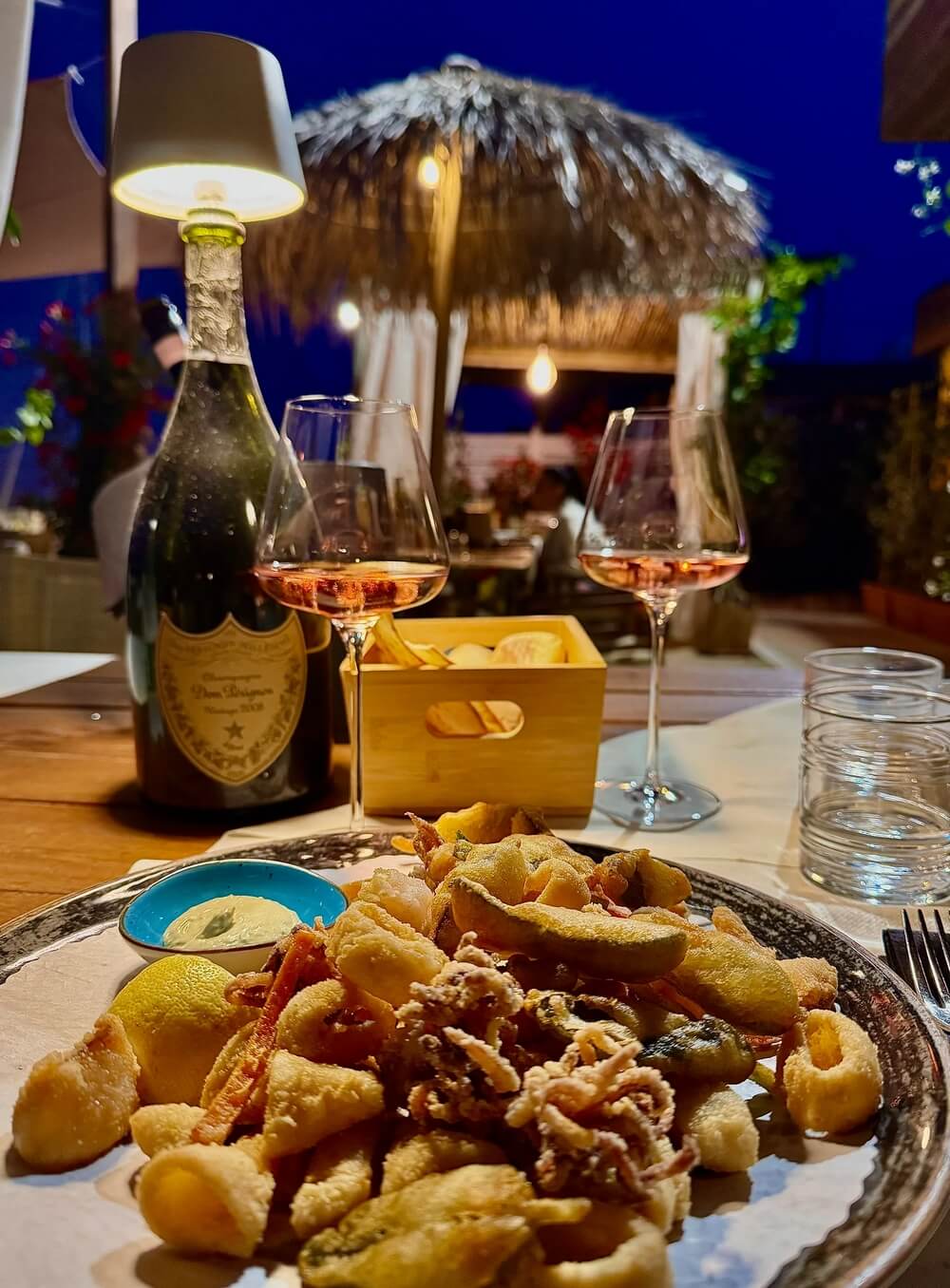 Vino e piatto del ristorante Kilauea